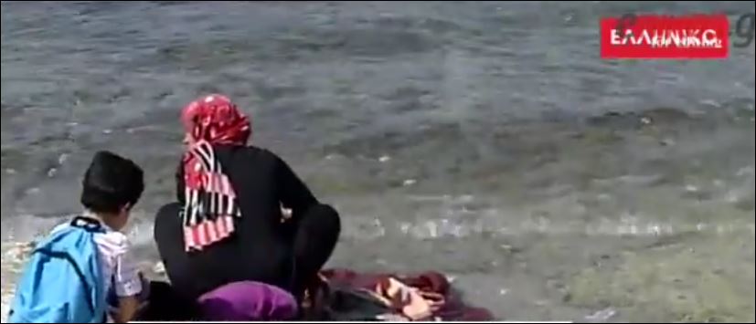 Πρόσφυγες πλένουν και μαγειρεύουν στην πλαζ του Αγίου Κοσμά – ΒΙΝΤΕΟ