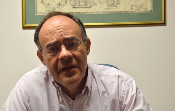 Ο βουλευτής του ΣΥΡΙΖΑ που χαρακτηρίζει απαράδεκτη την επίθεση των ΜΑΤ στους διαδηλωτές της Χίου