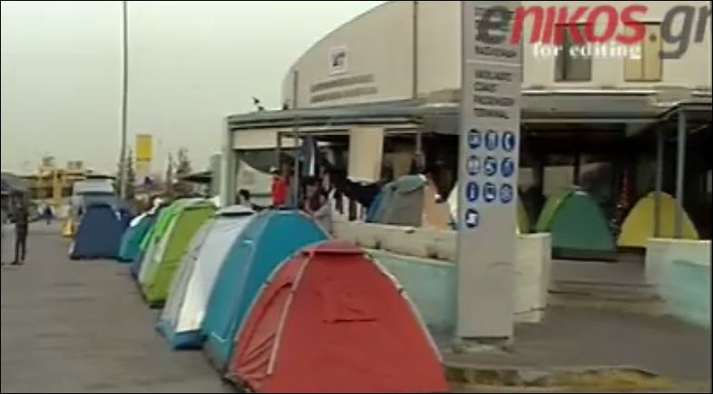Αρνούνται να πάνε στα κέντα φιλοξενίας οι πρόσφυγες του Πειραιά – ΒΙΝΤΕΟ