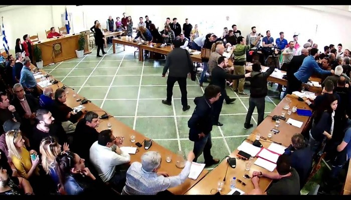 Ένταση στο δημοτικό συμβούλιο Χανίων – Διεκόπη η συνεδρίαση – ΒΙΝΤΕΟ