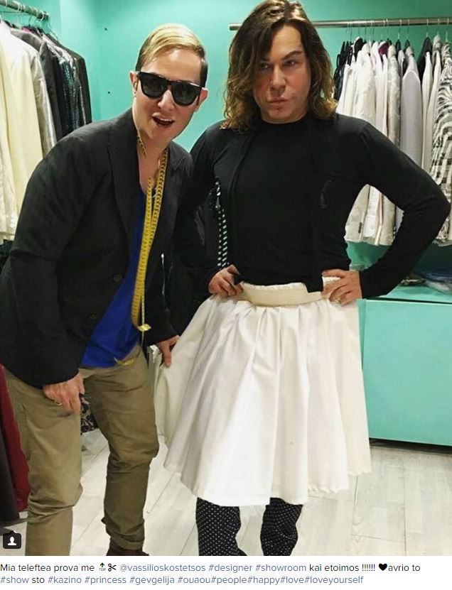 Ο Τρύφωνας Σαμαράς κάνει πασαρέλα με φουστανέλα στα Σκόπια – ΒΙΝΤΕΟ