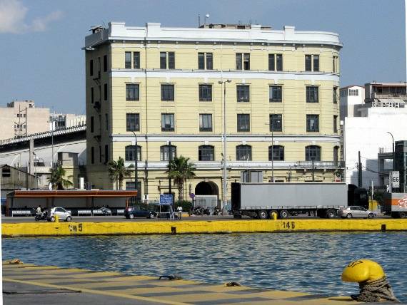 Βυθίζεται το “Παναγία Τήνου” στο λιμάνι του Πειραιά