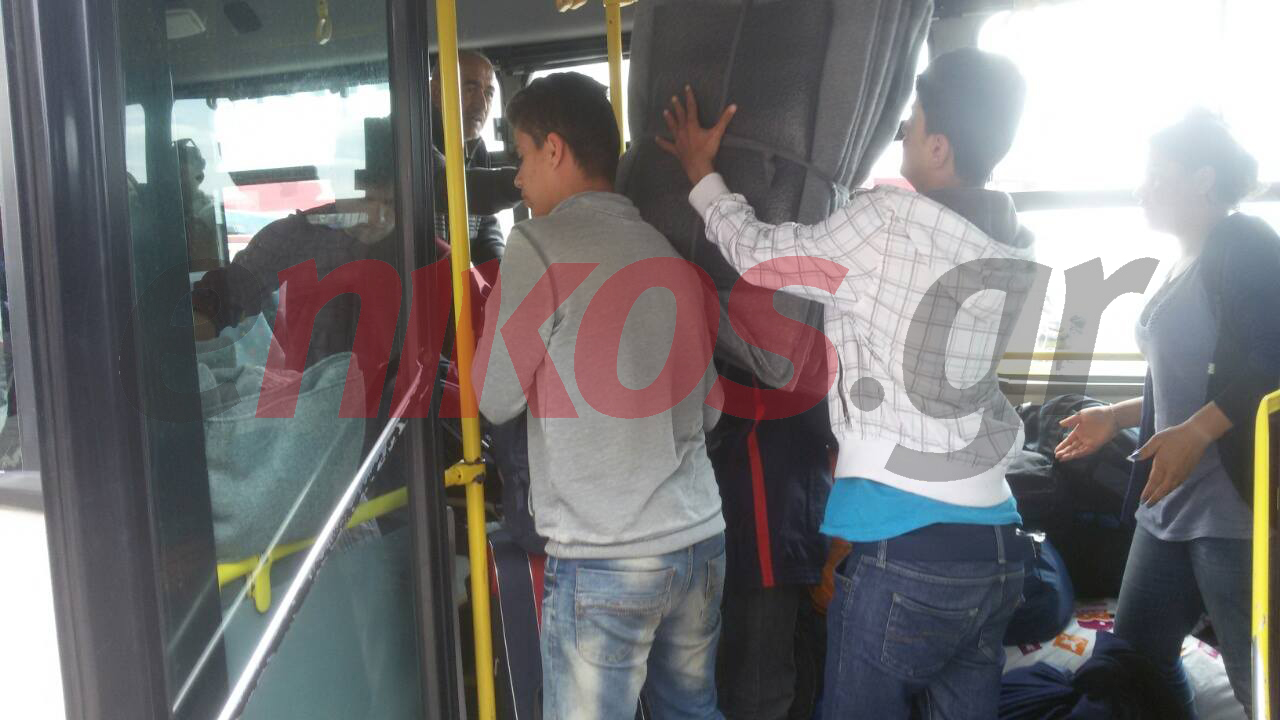 Μετανάστες μεταφέρονται από τον Πειραιά στον Σκαραμαγκά – ΦΩΤΟ