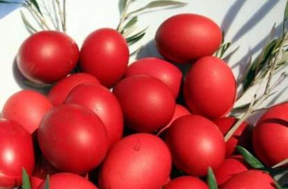 Πώς να καθαρίσεις κόκκινα αυγά χωρίς να λερωθείς – ΒΙΝΤΕΟ