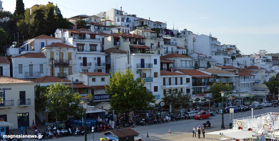 Εισέβαλε με σφυρί στο Α.Τ. Σκιάθου και τα έκανε γυαλιά καρφιά