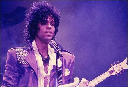 Το Twitter έγινε μωβ: Eκατομμύρια χρήστες αποχαιρετoύν τον ταλαντούχο Prince