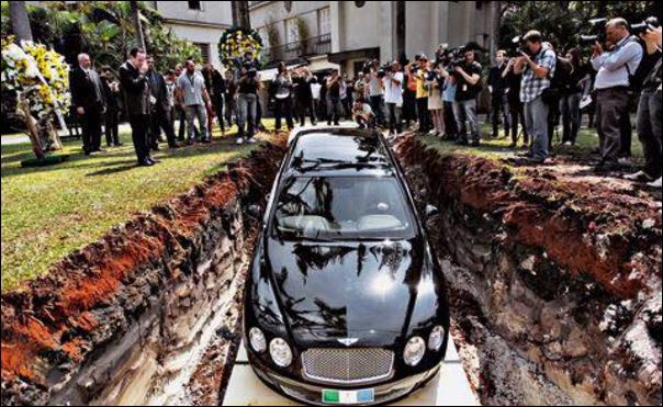 Ο δισεκατομμυριούχος που κήδευσε το… πανάκριβο αυτοκίνητο του – ΦΩΤΟ