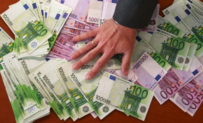 «Φρένο» στις κατασχέσεις καταθέσεων για χρέη προς το Δημόσιο