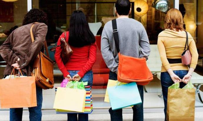 Ανοιχτά σήμερα τα καταστήματα έως τις 15:00 και τα πολυκαταστήματα έως τις 20:00