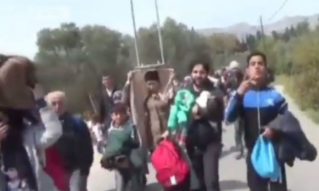 Στο λιμάνι κοιμήθηκαν οι 500 πρόσφυγες που έφυγαν από το hot spot της Χίου – ΒΙΝΤΕΟ