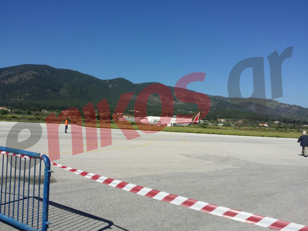 Έφτασε στη Λέσβο ο Πάπας – ΤΩΡΑ – ΦΩΤΟ