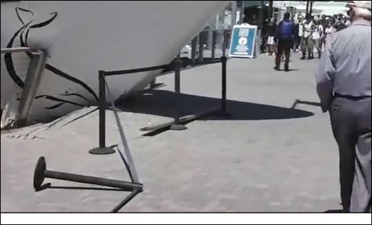 Πλοίο πέφτει πάνω σε προβλήτα με τουρίστες – BINTEO