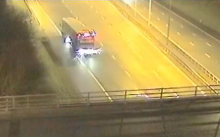 Οδηγός φορτηγού κάνει όπισθεν σε δρόμο ταχείας κυκλοφορίας – ΒΙΝΤΕΟ