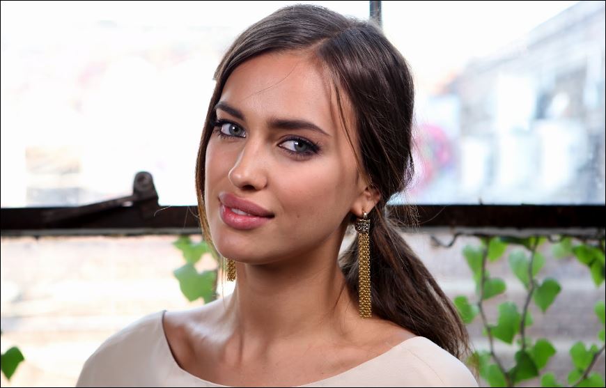 Το αποκαλυπτικό σκίσιμο στο φόρεμα της Ιρίνα Σάικ “έριξε” το Instagram – ΒΙΝΤΕΟ