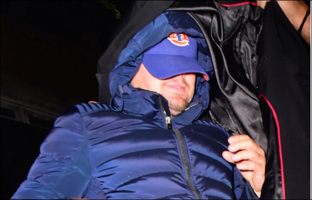 Ο Ντι Κάπριο έφυγε από ένα κλαμπ συνοδευόμενος από αιθέριες υπάρξεις – ΦΩΤΟ