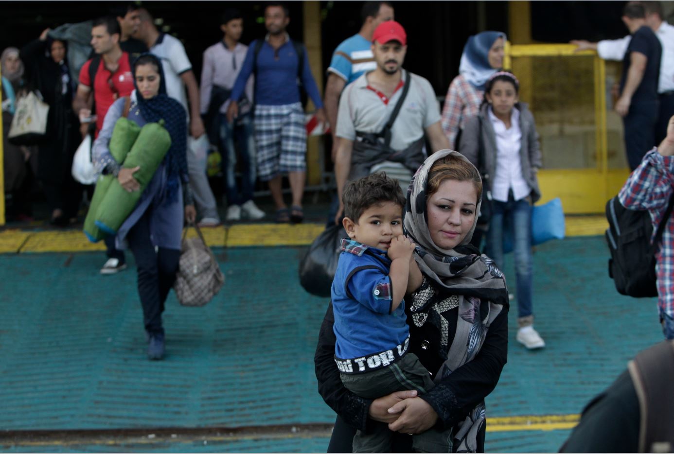 Υπουργείο Ναυτιλίας: Διευκρινήσεις για την ενημέρωση προσφύγων και μεταναστών στο λιμάνι του Πειραιά