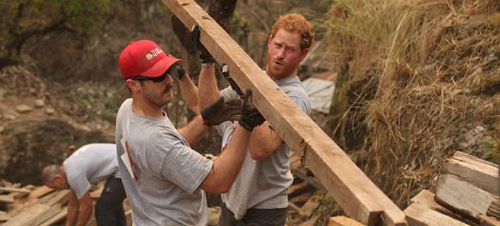 Ένας γαλαζοαίματος στις λάσπες – Ο πρίγκιπας Χάρι χτίζει σχολεία στο Νεπάλ – ΦΩΤΟ