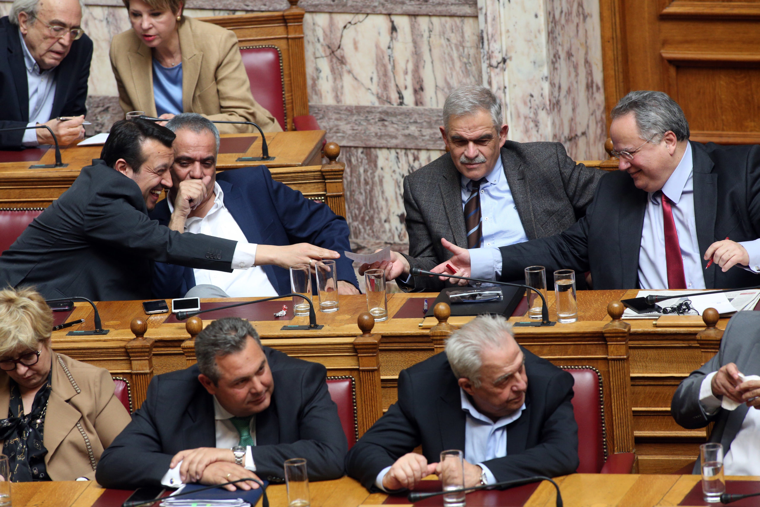 Το σημείωμα που αντάλλαξαν Παππάς και Κοτζιάς στη βουλή – ΦΩΤΟ