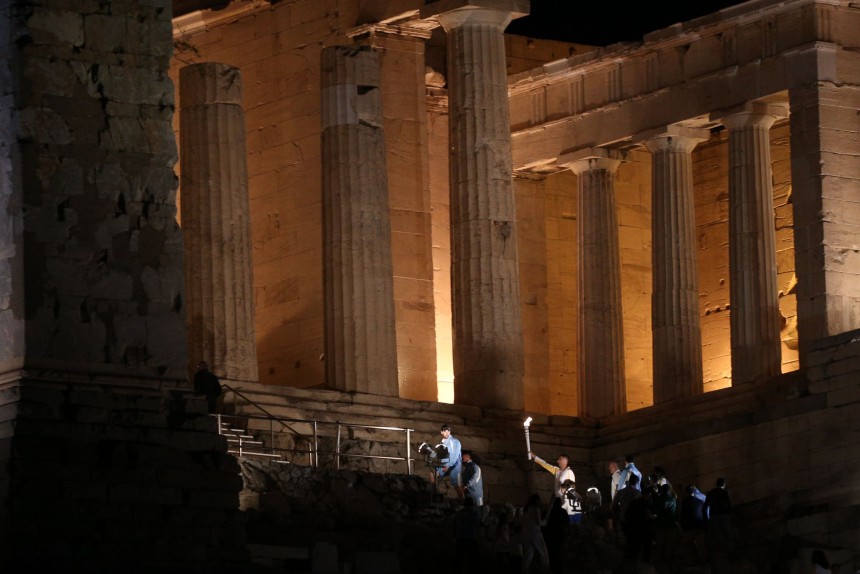 Η Ολυμπιακή Φλόγα στην Ακρόπολη – ΦΩΤΟ