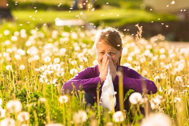 Παιδικές αλλεργίες της άνοιξης: Πώς εκδηλώνονται και πώς θεραπεύονται