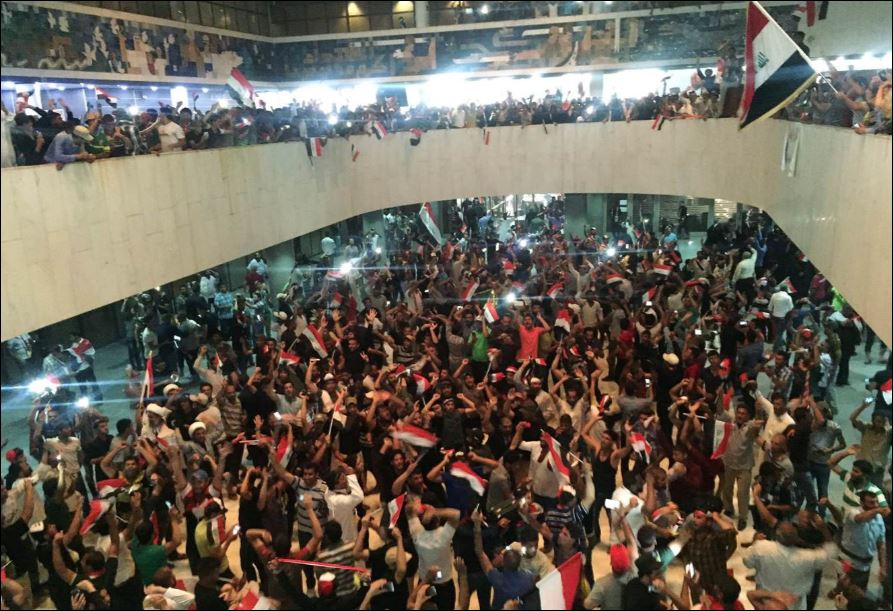 Εκατοντάδες διαδηλωτές εισέβαλαν στη βουλή του Ιράκ – ΒΙΝΤΕΟ