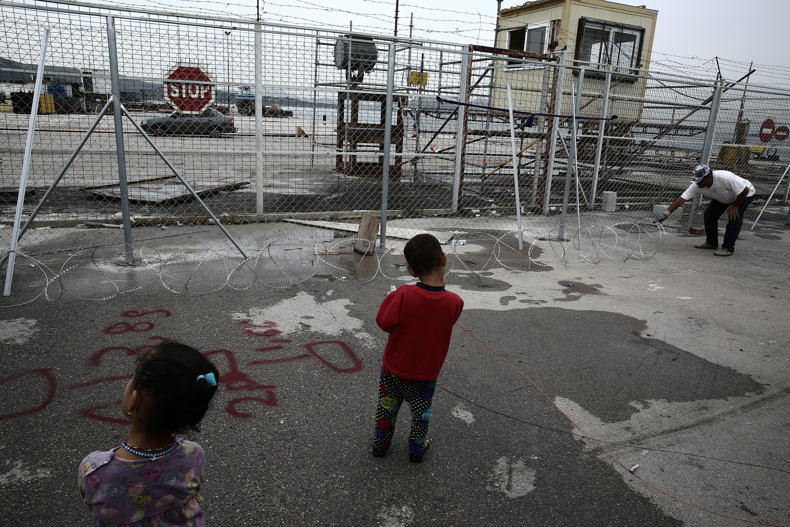 Η ΦΩΤΟ με την μικρή πρόσφυγα που συγκινεί