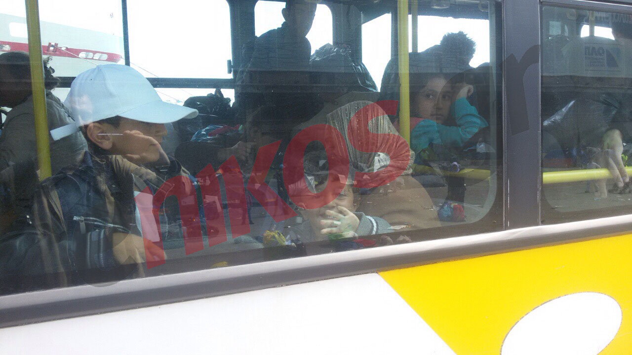 Παιδιά προσφύγων στο λεωφορείο για το κέντρο φιλοξενίας στον Σκαραμαγκά – ΦΩΤΟ