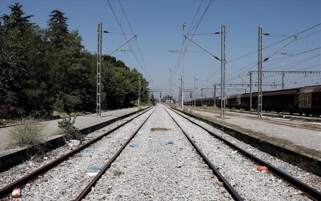 Οι πρόσφυγες μετακίνησαν τις σκηνές τους από τη σιδηροδρομική γραμμή στην Ειδομένη