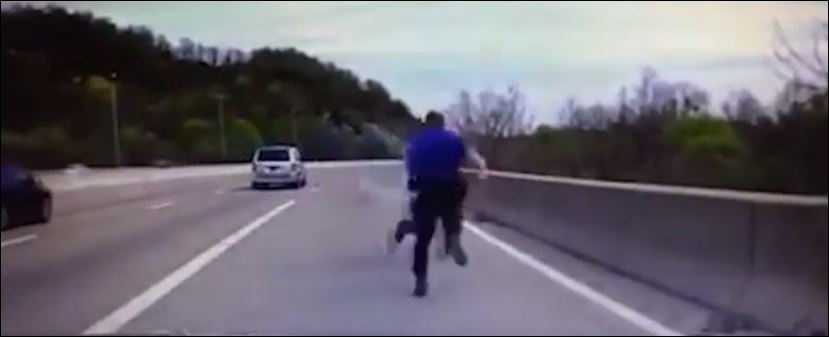 Ο αστυνομικός που σταμάτησε μια αυτοκτονία και έγινε viral στις ΗΠΑ – ΒΙΝΤΕΟ