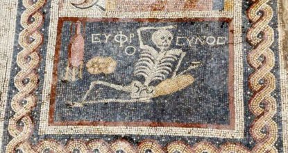 Το αισιόδοξο μήνυμα του σκελετού στο αρχαιοελληνικό μωσαϊκό – ΦΩΤΟ