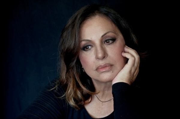 «Το Χειρόγραφό μου για τους πρόσφυγες» λέει στο enikos.gr η Χάρις Αλεξίου