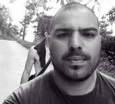 Ο Βρετανός που κατηγορήθηκε για το τζαμί στη Λέσβο μιλά στο enikos.gr