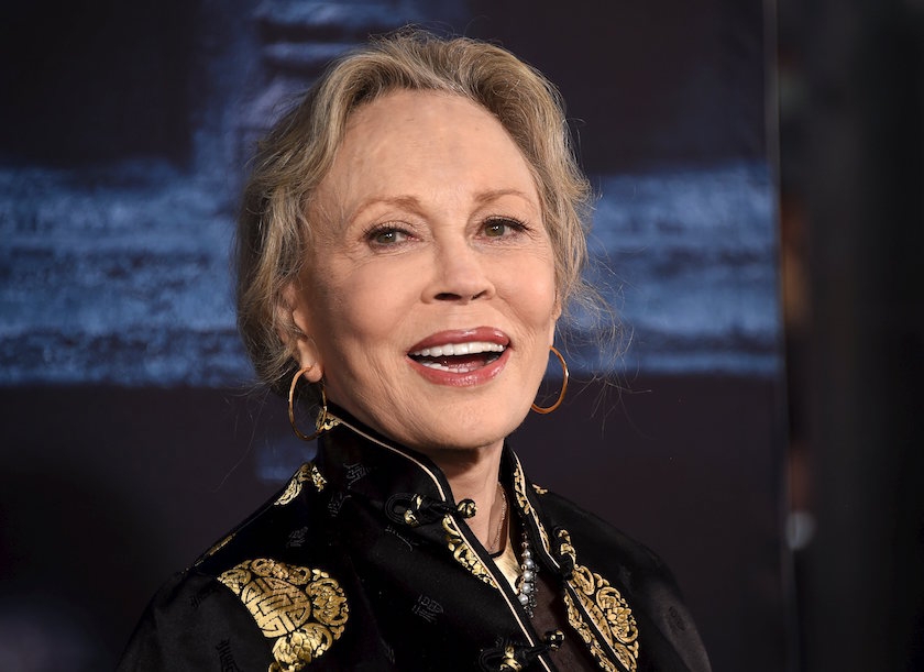 H αποκαλυπτική εμφάνιση της 75χρονης Φέι Νταναγουέι στο κόκκινο χαλί – ΦΩΤΟ