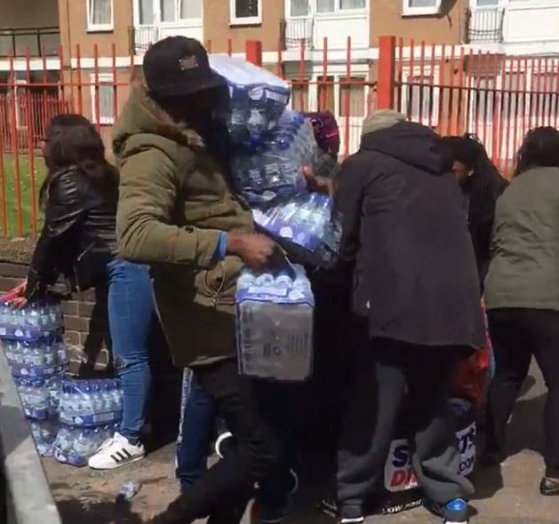 Έκλεψαν εκατοντάδες μπουκάλια με νερό στον Μαραθώνιο του Λονδίνου – ΒΙΝΤΕΟ