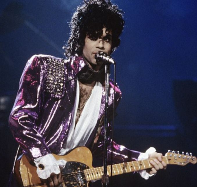 Δάσκαλος ξέσπασε σε κλάματα μέσα στην τάξη για τον Prince – ΒΙΝΤΕΟ