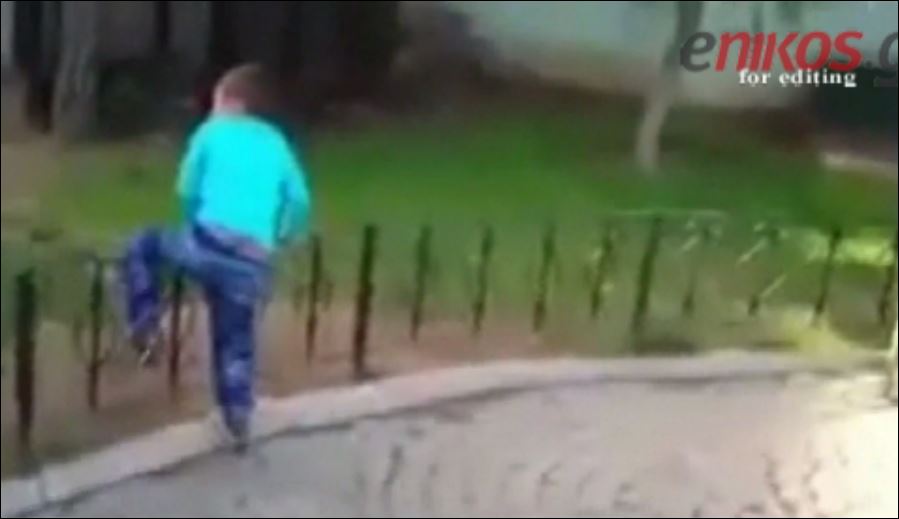 Ο τρισάθλιος φαρσέρ και ο ανήλικος πρόσφυγας – ΒΙΝΤΕΟ