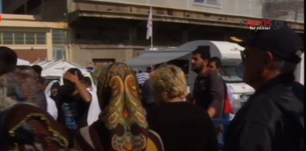Καθιστική διαμαρτυρία προσφύγων στον Πειραιά- Απομάκρυναν τους δημοσιογράφους – ΒΙΝΤΕΟ
