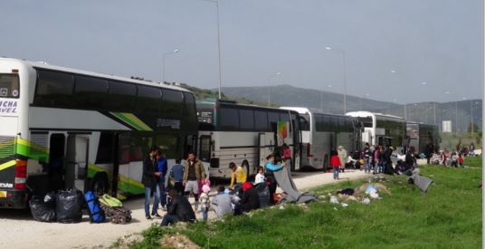 Μέσα στα λεωφορεία παραμένουν οι πρόσφυγες στα Ιωάννινα – ΒΙΝΤΕΟ