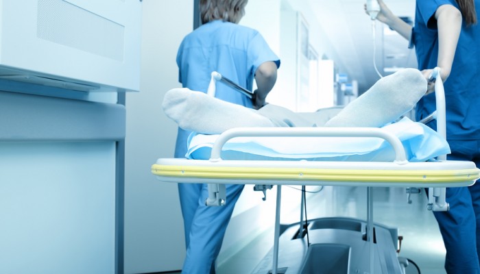 Έκαναν “βόλτες” διασωληνομένο ασθενή μέχρι να βρεθεί… ασανσέρ