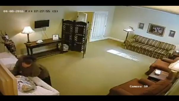 Έκλεψε το δαχτυλίδι νεκρής ηλικιωμένης κατά τη διάρκεια της κηδείας – ΒΙΝΤΕΟ