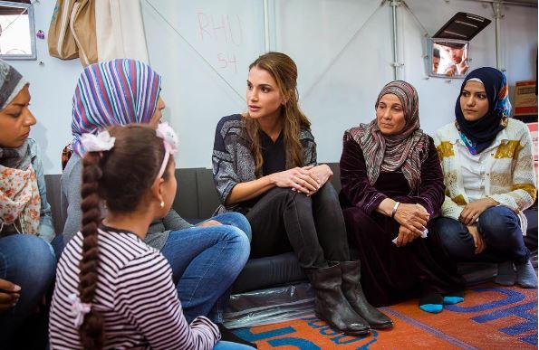 Οι αναρτήσεις της βασίλισσας της Ιορδανίας για τους πρόσφυγες στη Λέσβο