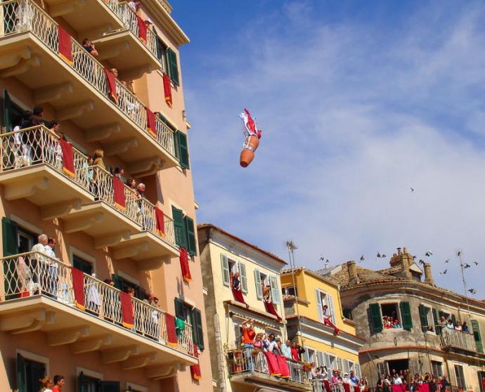 “Βουλιάζει” από τουρίστες η Κέρκυρα