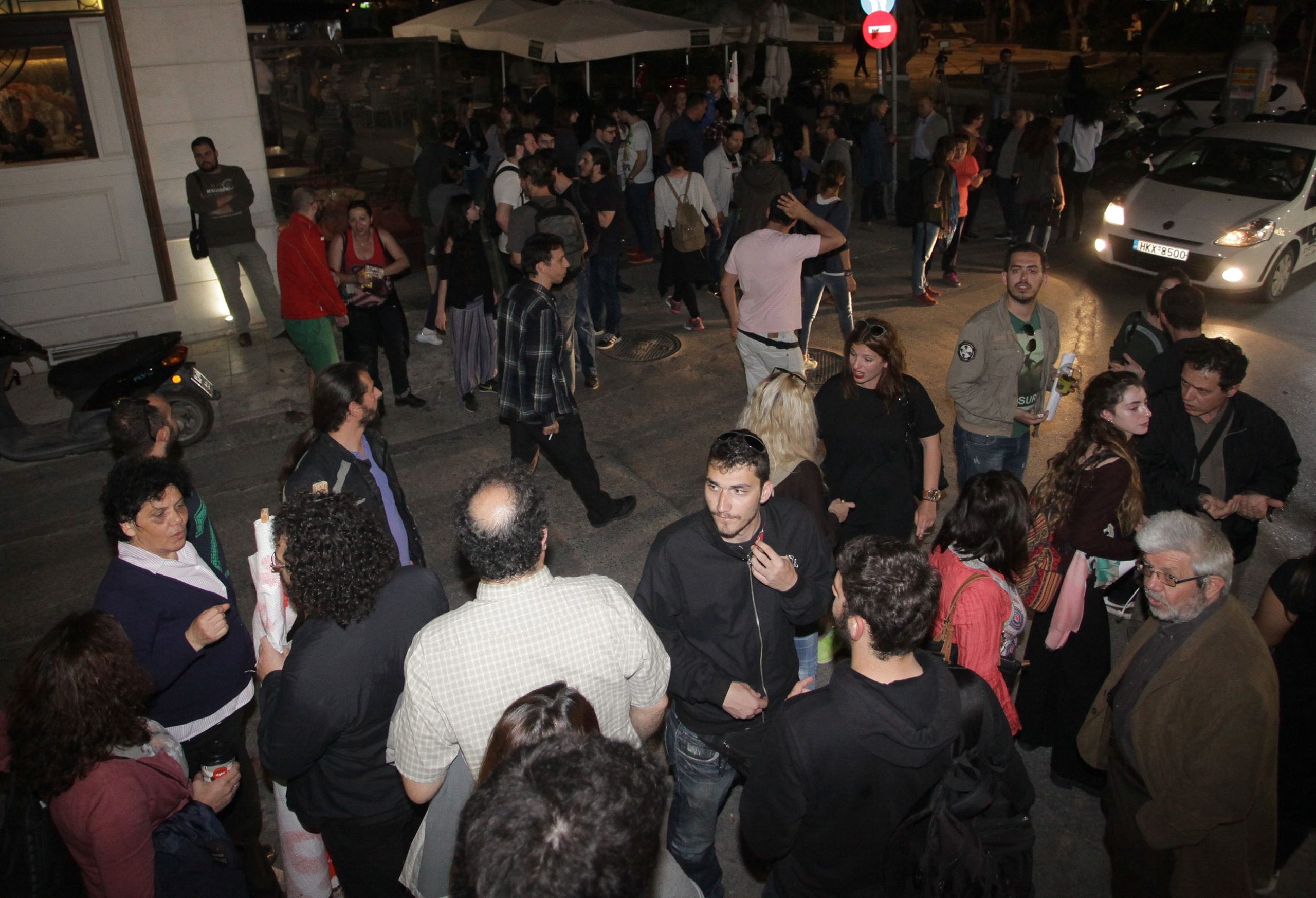 Ηράκλειο: Έφοδος εκπαιδευτικών στη συζήτηση με τον πρόεδρο της Επιτροπής Διαλόγου – ΒΙΝΤΕΟ