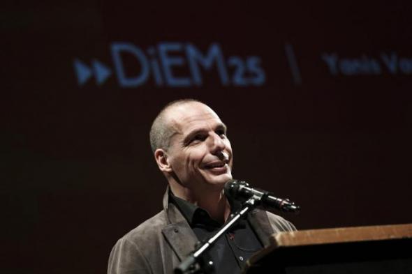 Ο Βαρουφάκης ξαναφόρεσε… φουλάρι – ΦΩΤΟ