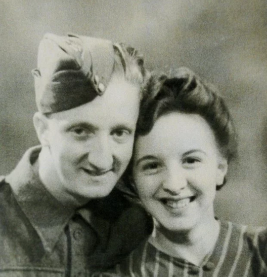 Μια συγκλονιστική ιστορία – Τους πήρε 72 χρόνια για να ανέβουν τα σκαλιά της εκκλησίας