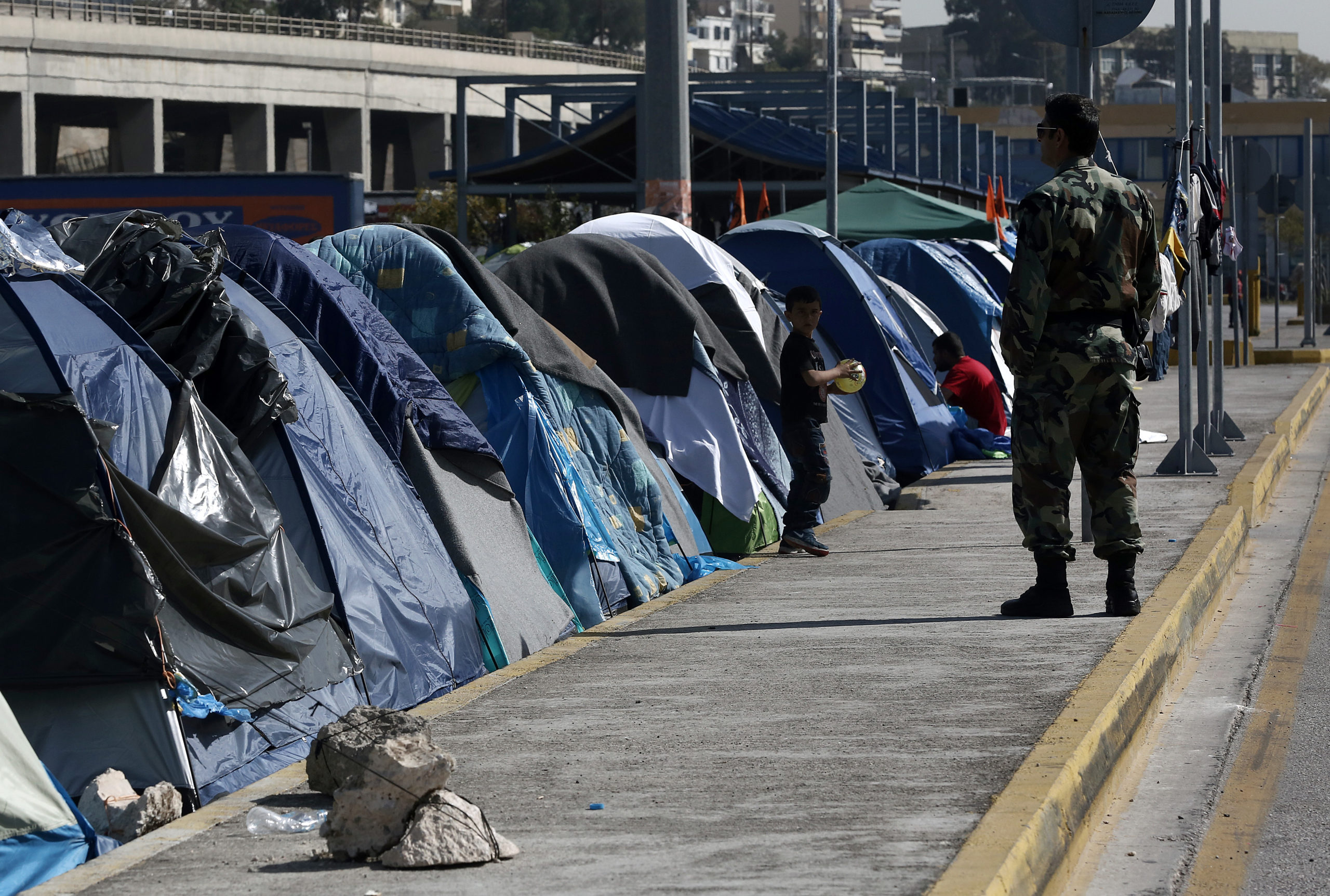 Associated press: Διορία δύο εβδομάδων στους πρόσφυγες στον Πειραιά