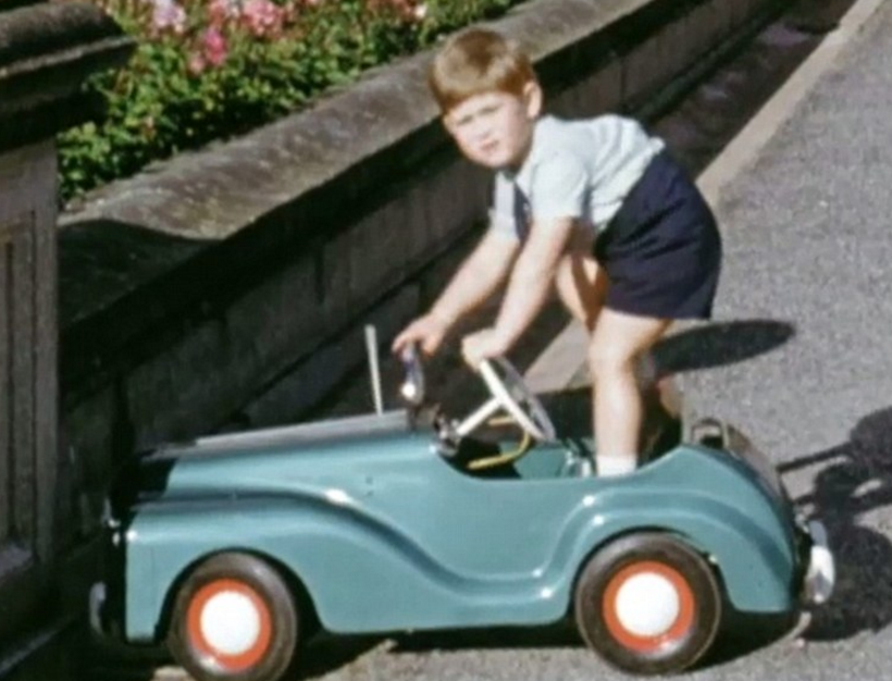 Αναγνωρίζετε τον μικρό της φωτογραφίας;