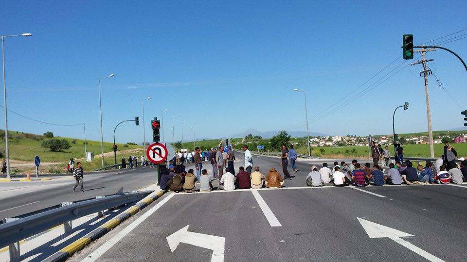 Μετανάστες έκλεισαν την Εθνική Οδό Λάρισας – Τρικάλων