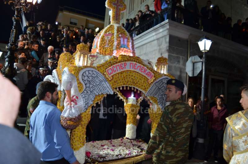 Σε κλίμα θρησκευτικής κατάνυξης η περιφορά Επιταφίων στην Τρίπολη – ΒΙΝΤΕΟ – ΦΩΤΟ