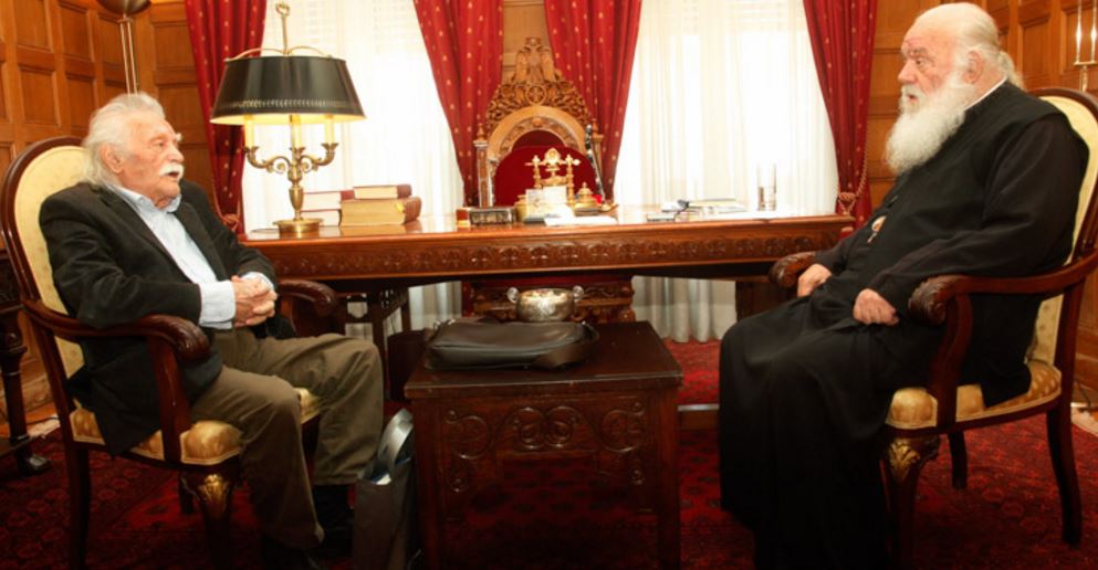 Ο Γλέζος έδειξε στον Ιερώνυμο το δώρο που του είχε κάνει ο Χριστόδουλος – ΦΩΤΟ